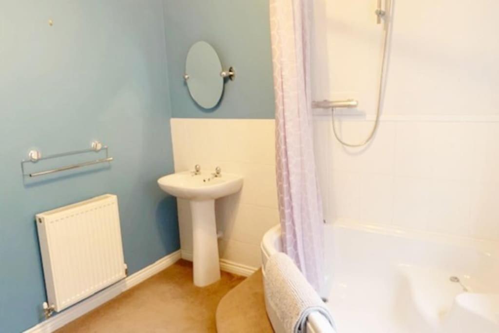 Spacious Detached 5 Bedroom4 Bathroom Wifi Parking Newcastle-under-Lyme Bagian luar foto