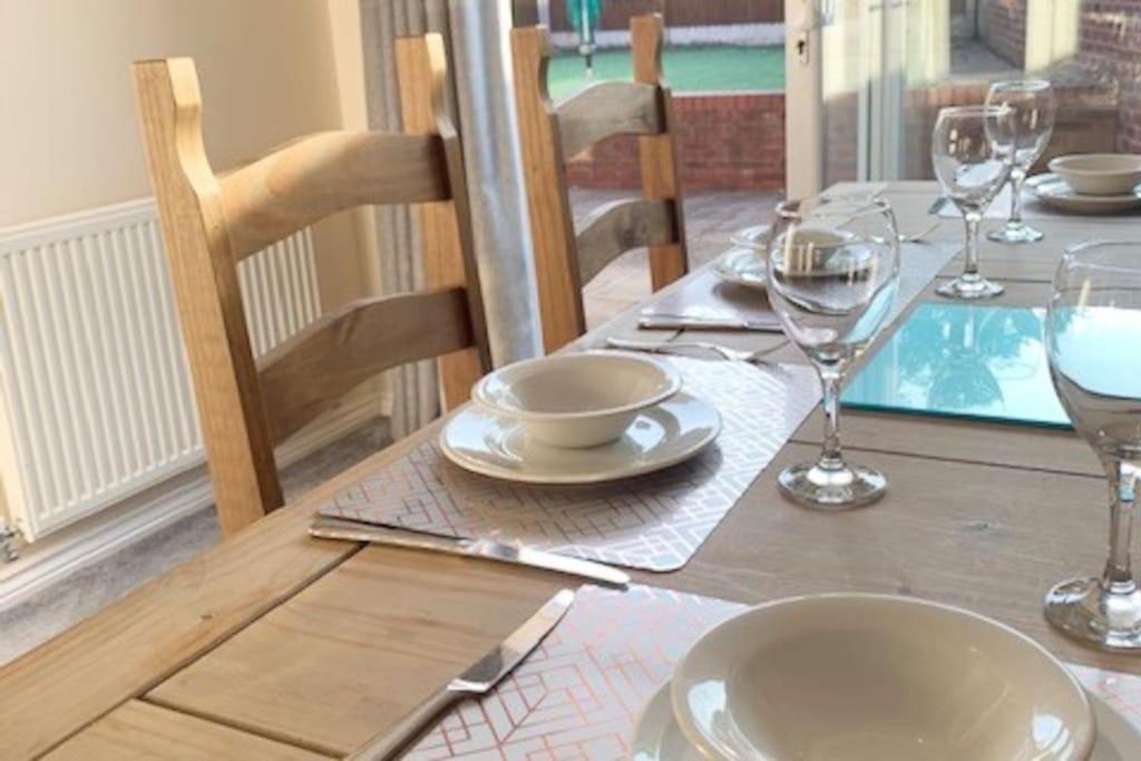Spacious Detached 5 Bedroom4 Bathroom Wifi Parking Newcastle-under-Lyme Bagian luar foto